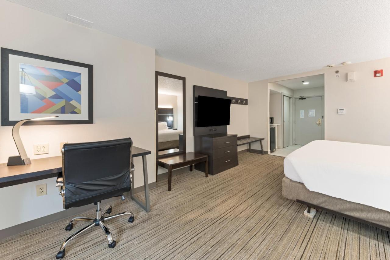 King Room Hearing Accessible Roll Shower Non-Smoking