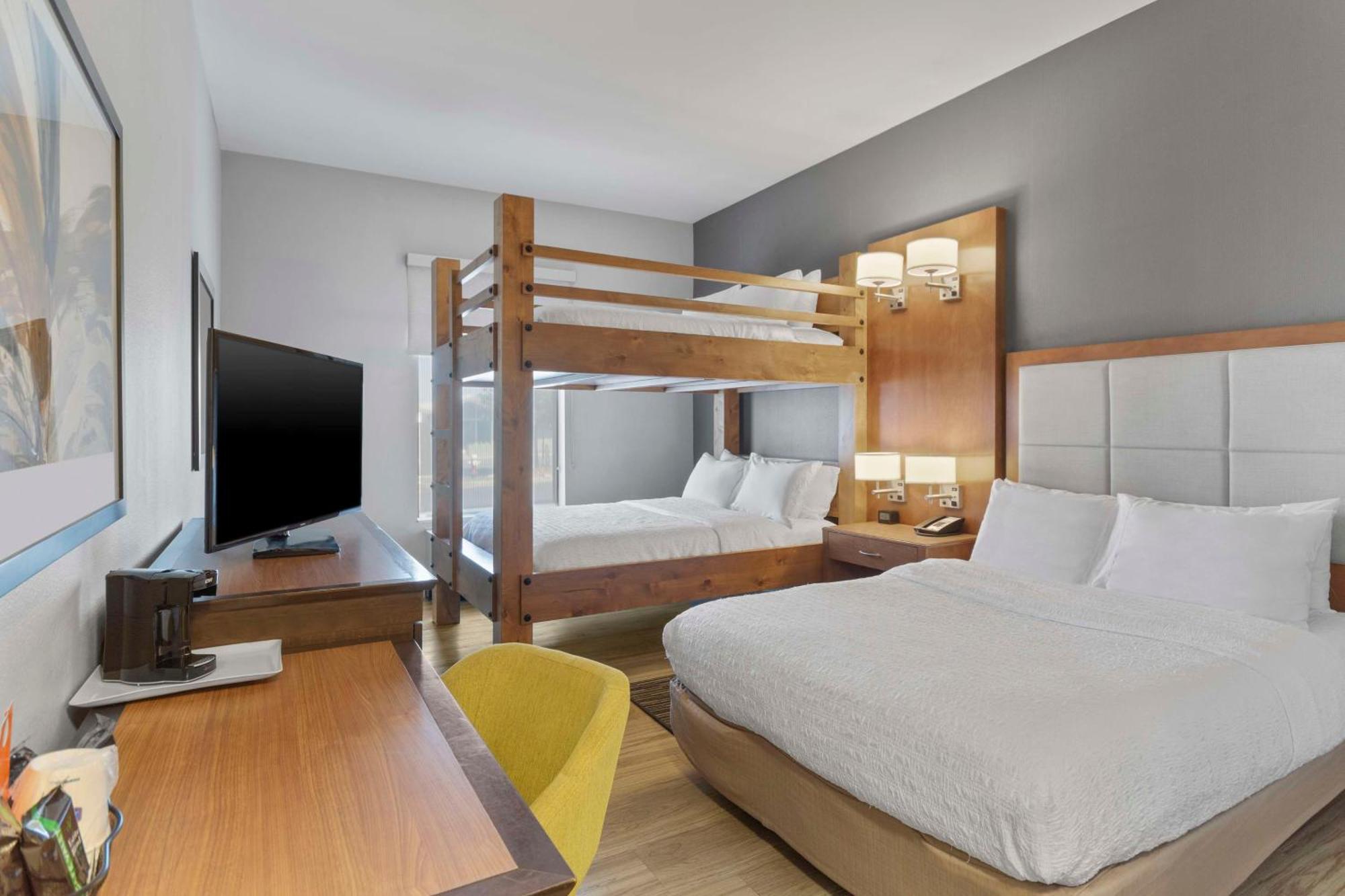 One Queen One Queen Bunk Bed Non-Smoking