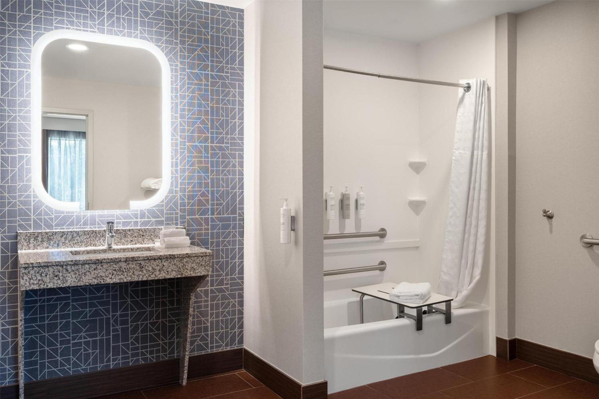King Studio Suite - Mobility Access/Non-Smoking